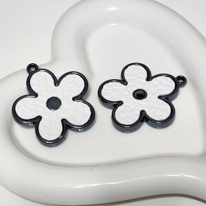 White Flower Pendants Charms Keychains Jewelry Making Bag Clips Crafts DIY 2 Pc